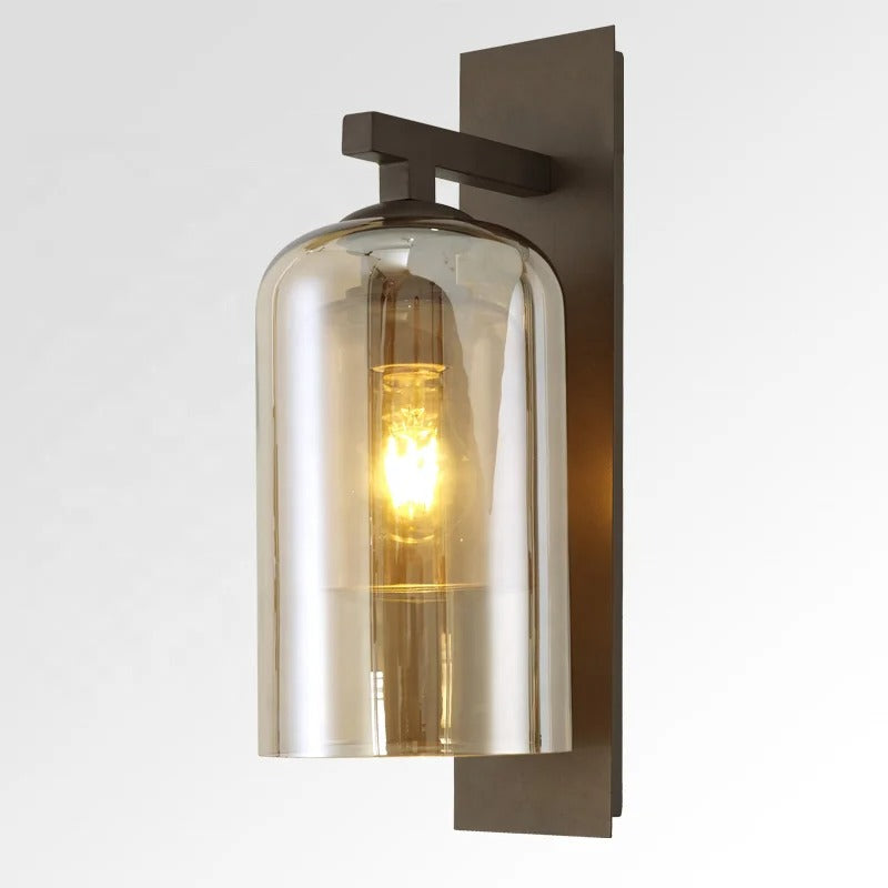 Nowoczesna lampa ścienna z przydymionym szklanym kloszem