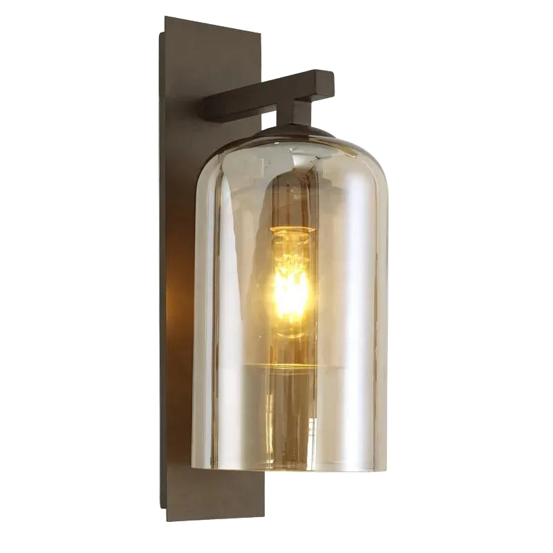 Nowoczesna lampa ścienna z przydymionym szklanym kloszem